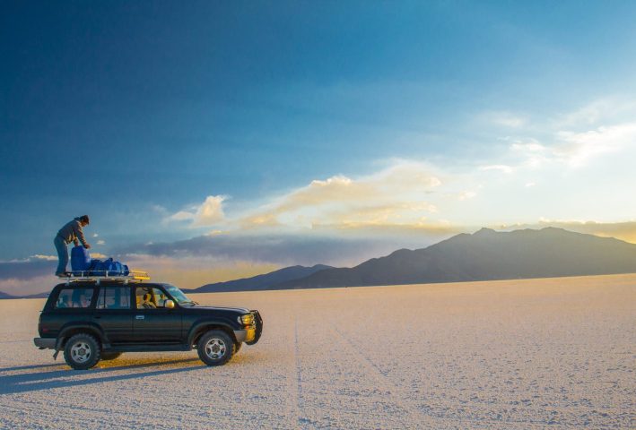 No meio do salar, nosso guia abastece o tanque de combustível do carro. Foto: Alexandre Camargo