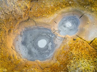 Buracos no chão borbulham por causa do calor abaixo da crosta terrestre em Solde la Mañana.